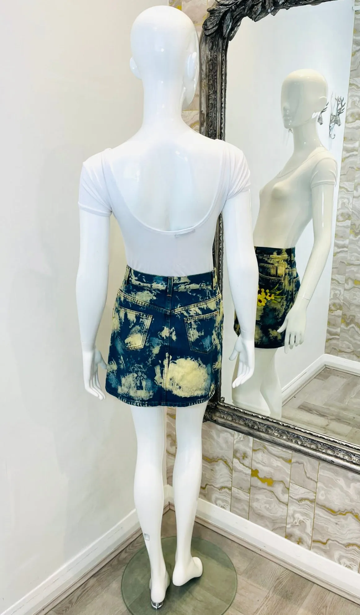 Gucci Denim  Floral Embroidered Skirt. Size 40IT