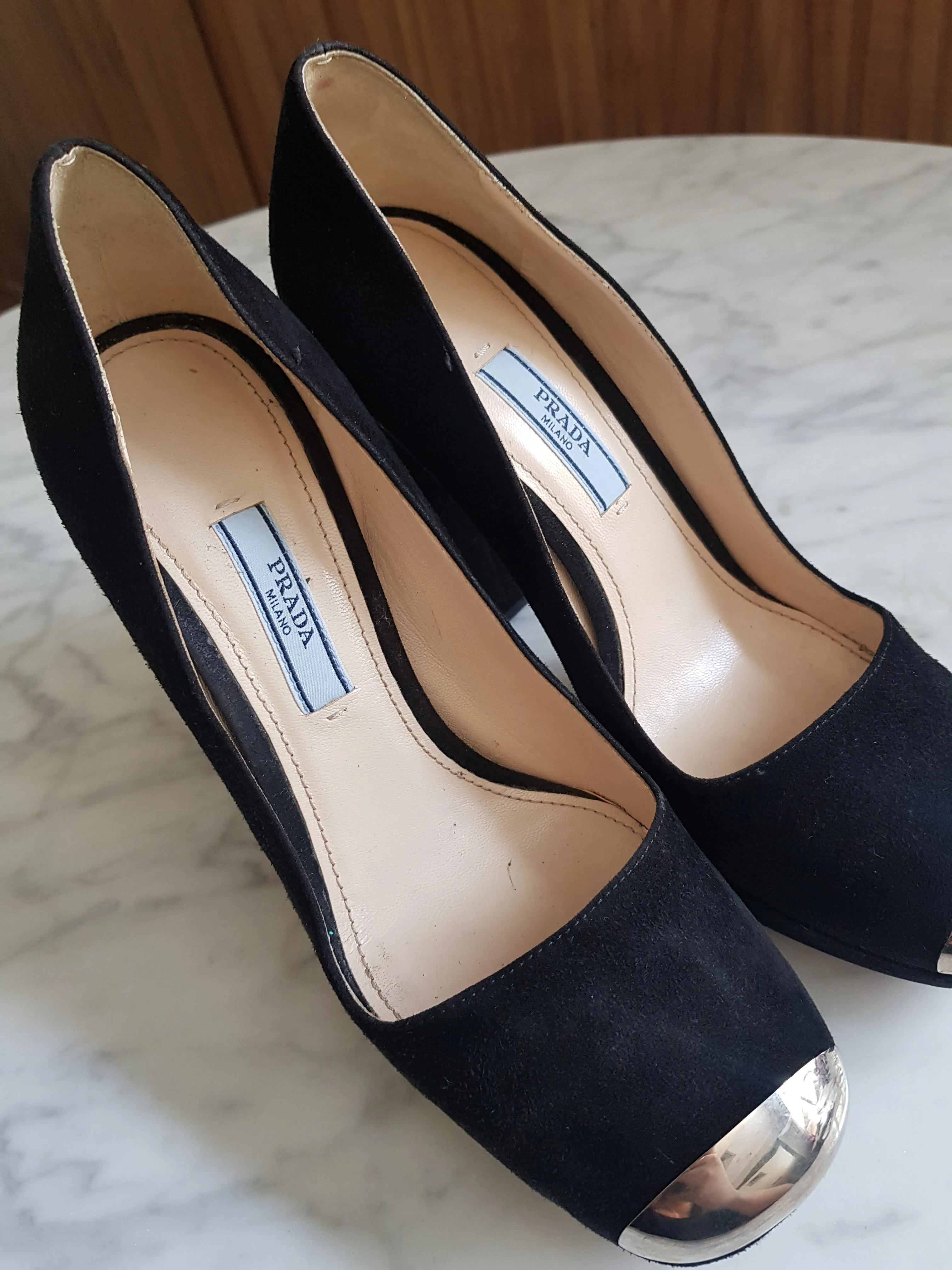 Scarpin Prada com Ponteira Prata Preto