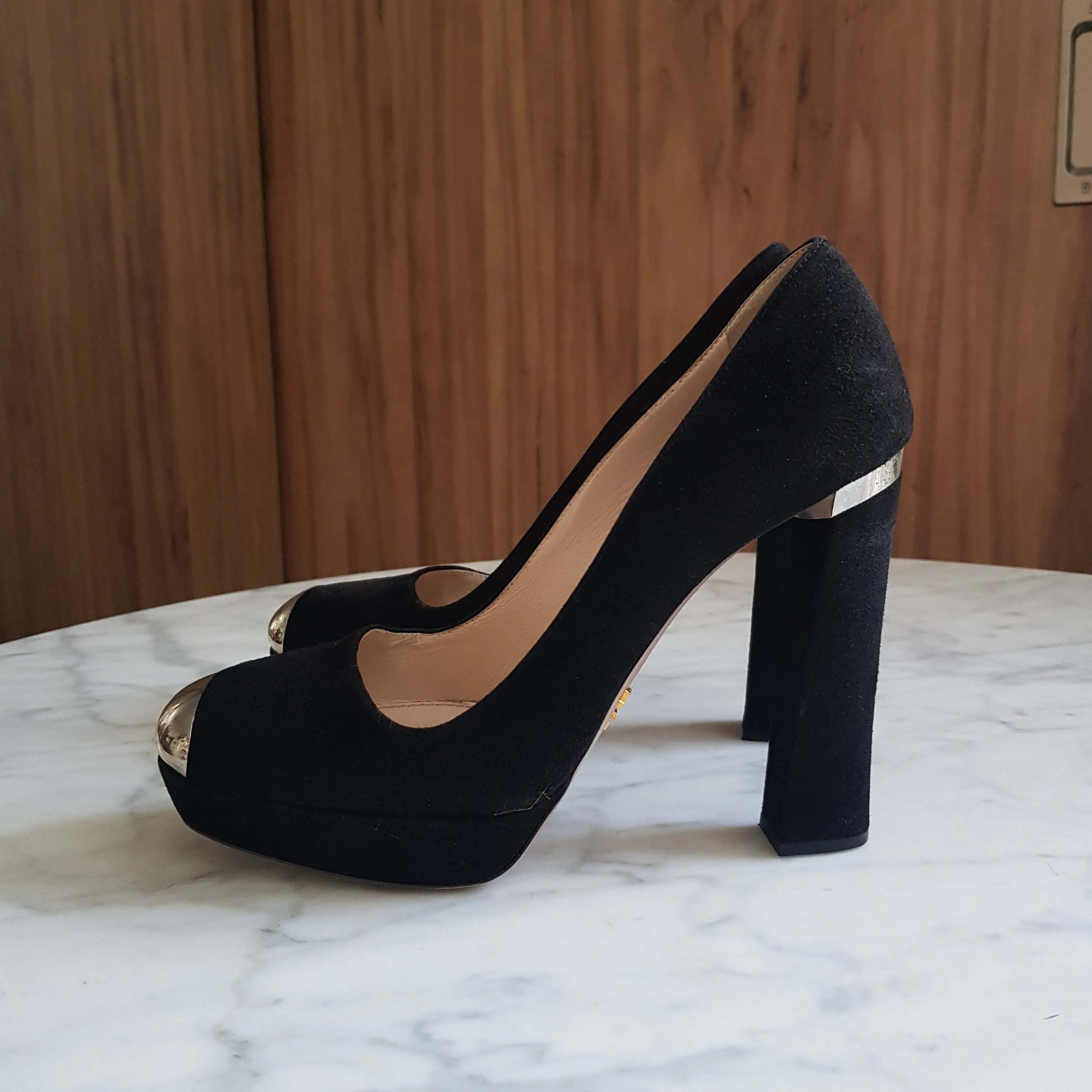 Scarpin Prada com Ponteira Prata Preto