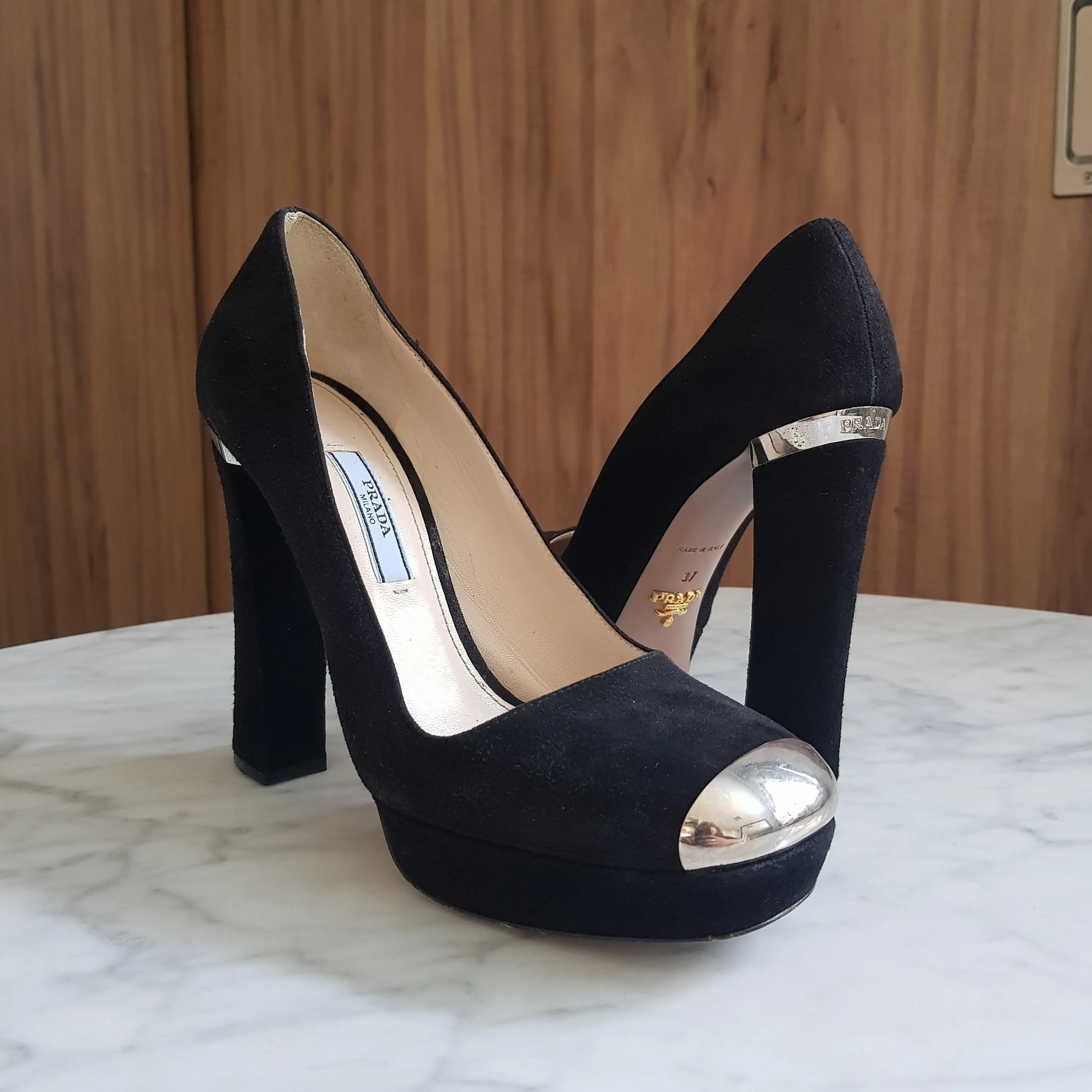 Scarpin Prada com Ponteira Prata Preto