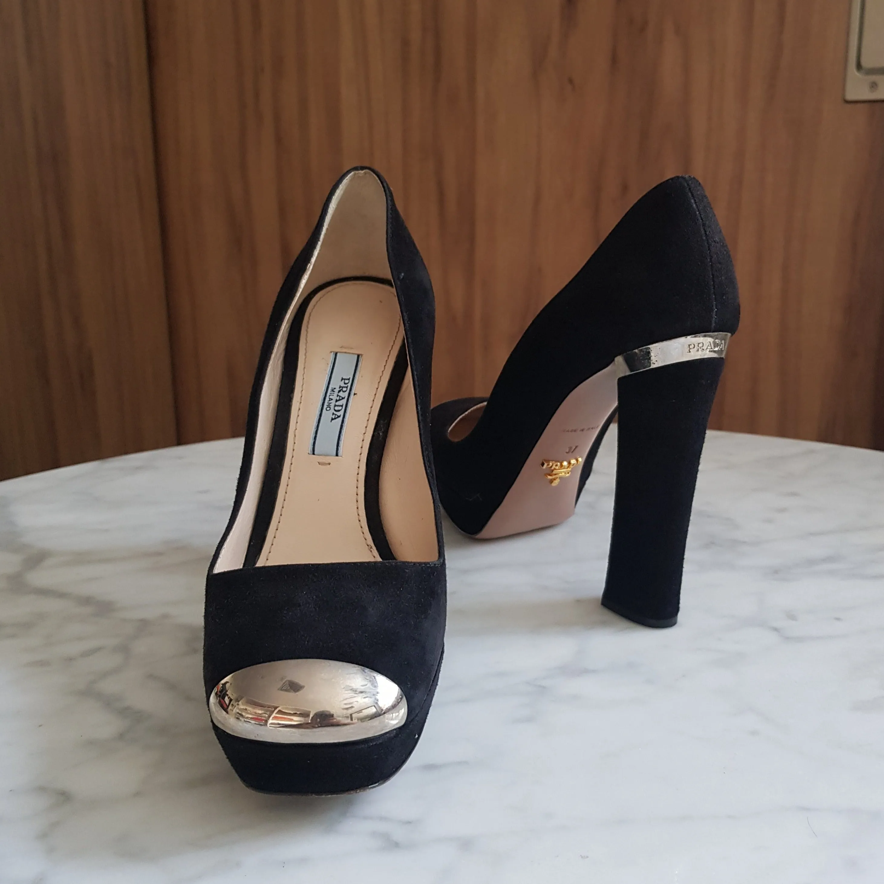 Scarpin Prada com Ponteira Prata Preto