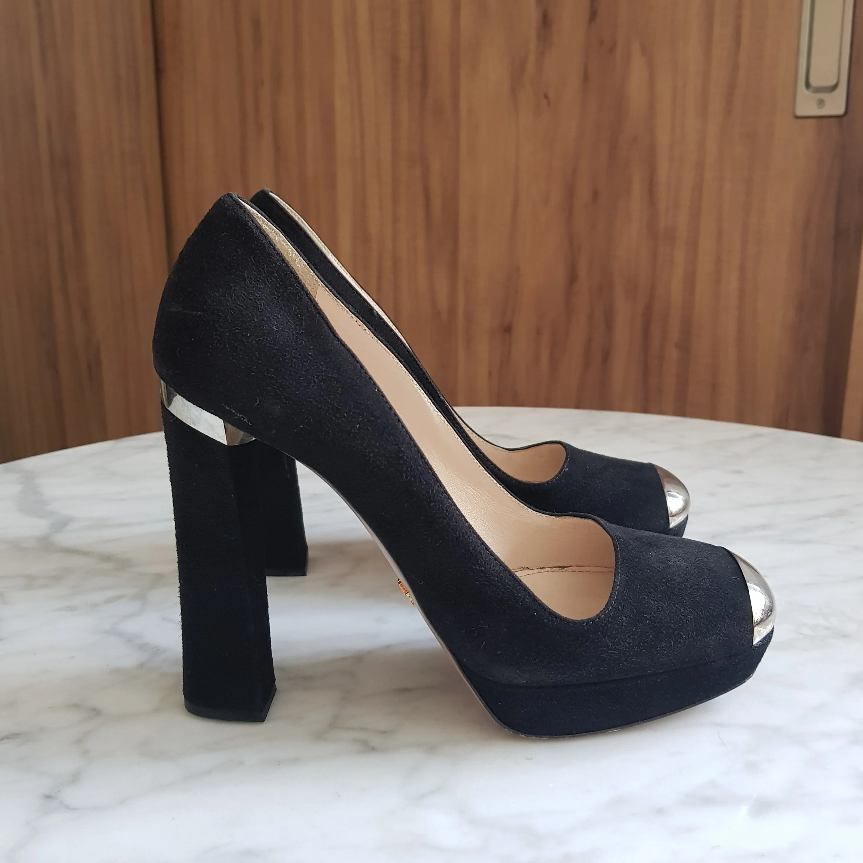 Scarpin Prada com Ponteira Prata Preto